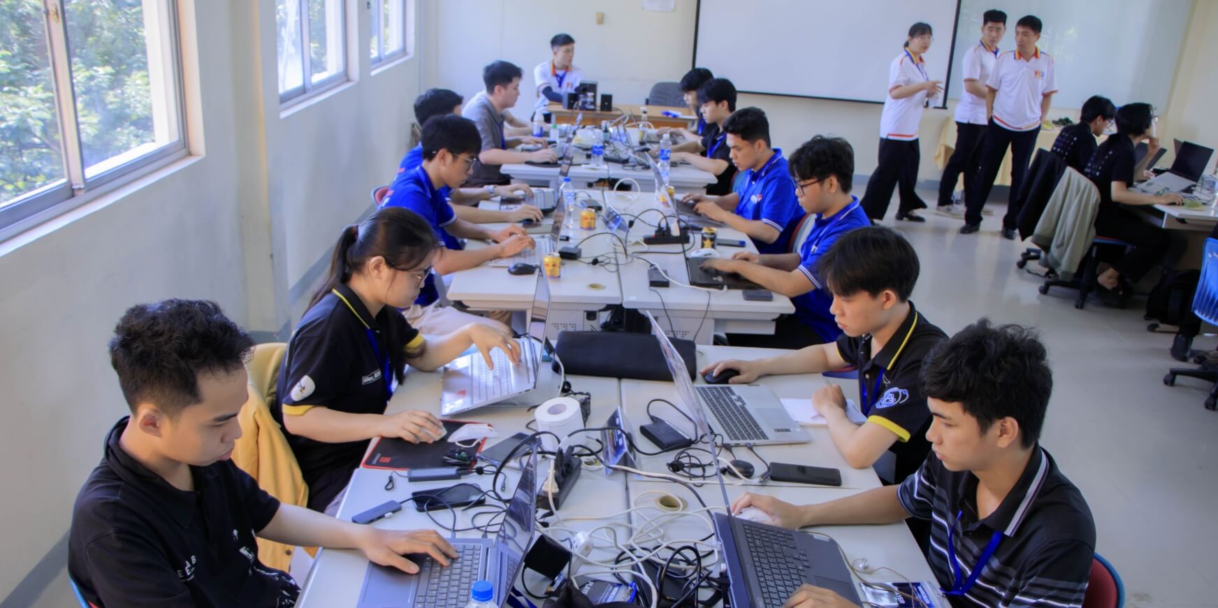 Đội thi Digital Dragons CTF 2025 trên sân khấu